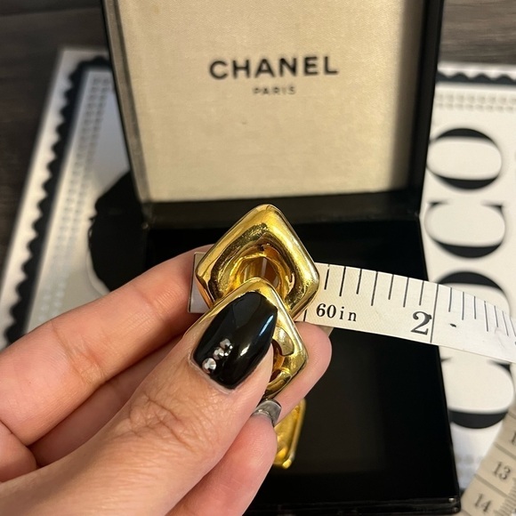 CHANEL Vintage Gold CC Logo Dangle Clip On Earrings - Picture 3 of 10